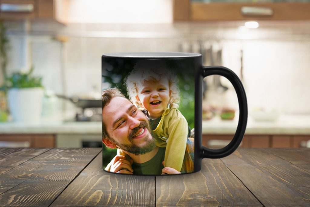 Een magic mok met foto van een vader en zoon