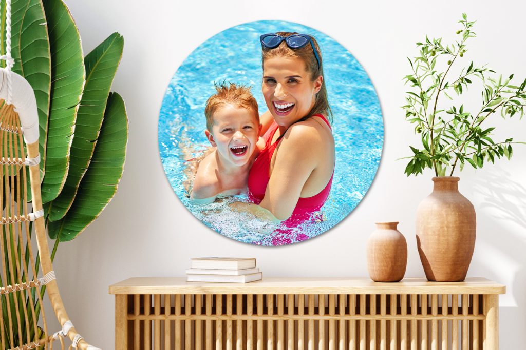 Ronde foto van een moeder en zoon in het zwembad