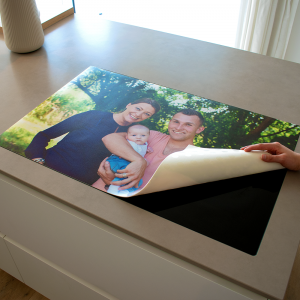Een inductie beschermer met gezinsfoto op een inductie kookplaat