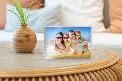 Vakantiefoto van een gezin van vier in een zandblok