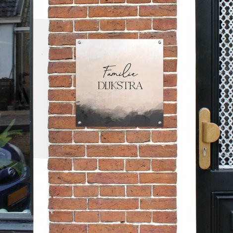 Vierkant naambordje voordeur aquarel naast de deur