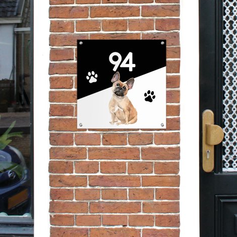 Vierkant naambordje voordeur honden aan de muur
