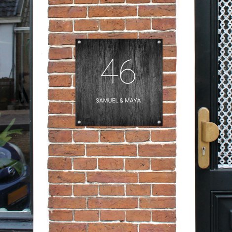 Vierkant naambordje voordeur hout naast de deur
