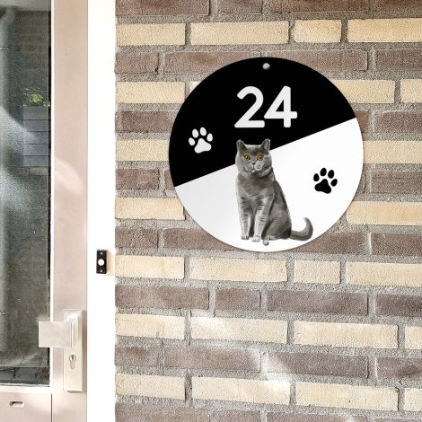 Voorbeeld van een rond naambordje voordeur katten aan de muur