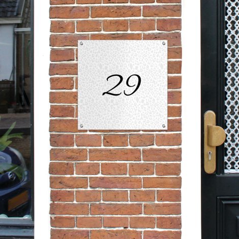 Vierkant naambordje met panterprint naast de deur