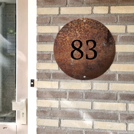 Rond naambordje voordeur roest met huisnummer