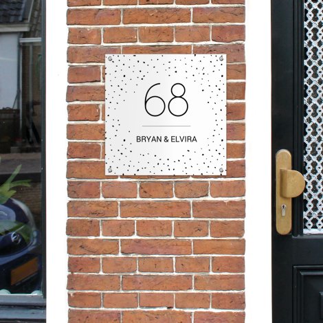 Wit naambordje voordeur stippen in vierkante vorm