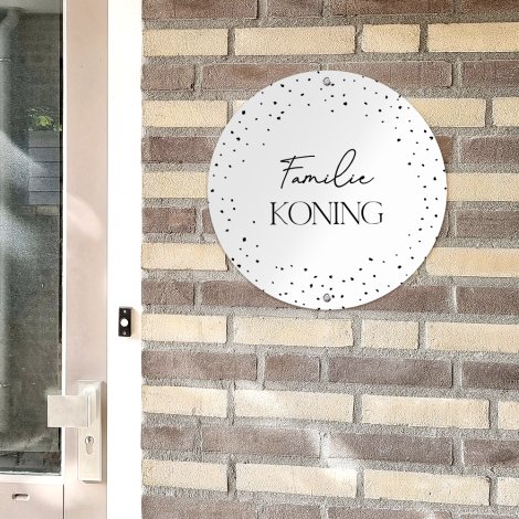 Rond naambordje stippen naast de voordeur