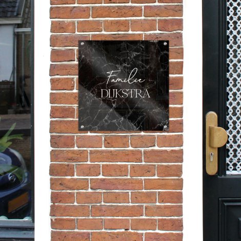 Vierkant naambordje wit plexiglas naast de deur