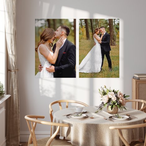 2 trouwfoto's op poster aan de muur