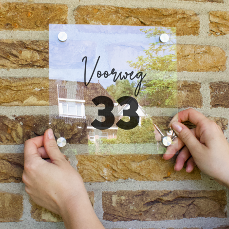 Naambordje doorzichtig plexiglas voor een muur