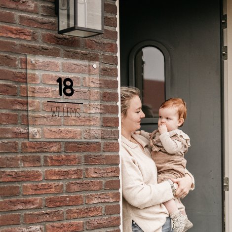 Naambordje doorzichtig plexiglas aan de muur