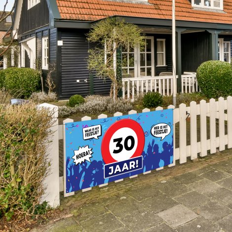 Spandoek 30 jaar aan hek