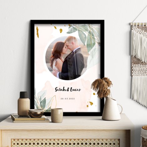 Ronde trouwfoto op poster met lijst