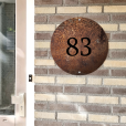Rond naambordje voordeur roest met huisnummer thumbnail