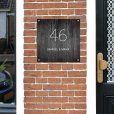 Vierkant naambordje voordeur hout naast de deur thumbnail