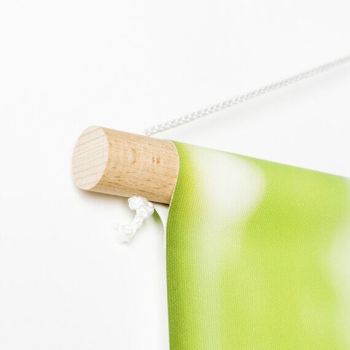 detail textielposter met stokken en tunnelzoom