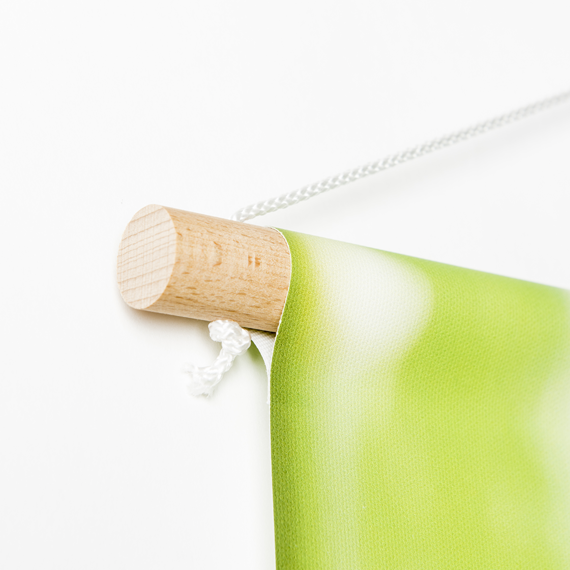 detail textielposter met stokken en tunnelzoom