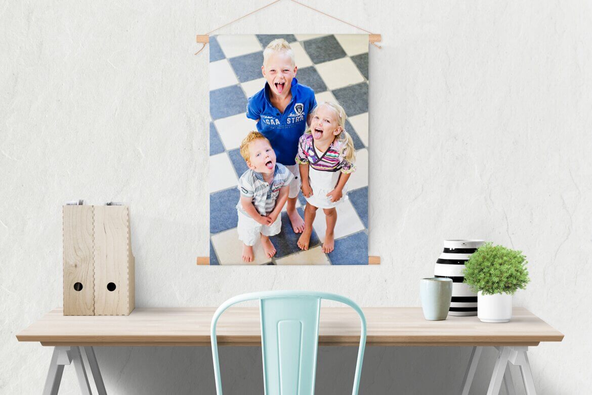 Textielposter met stokken in interieur