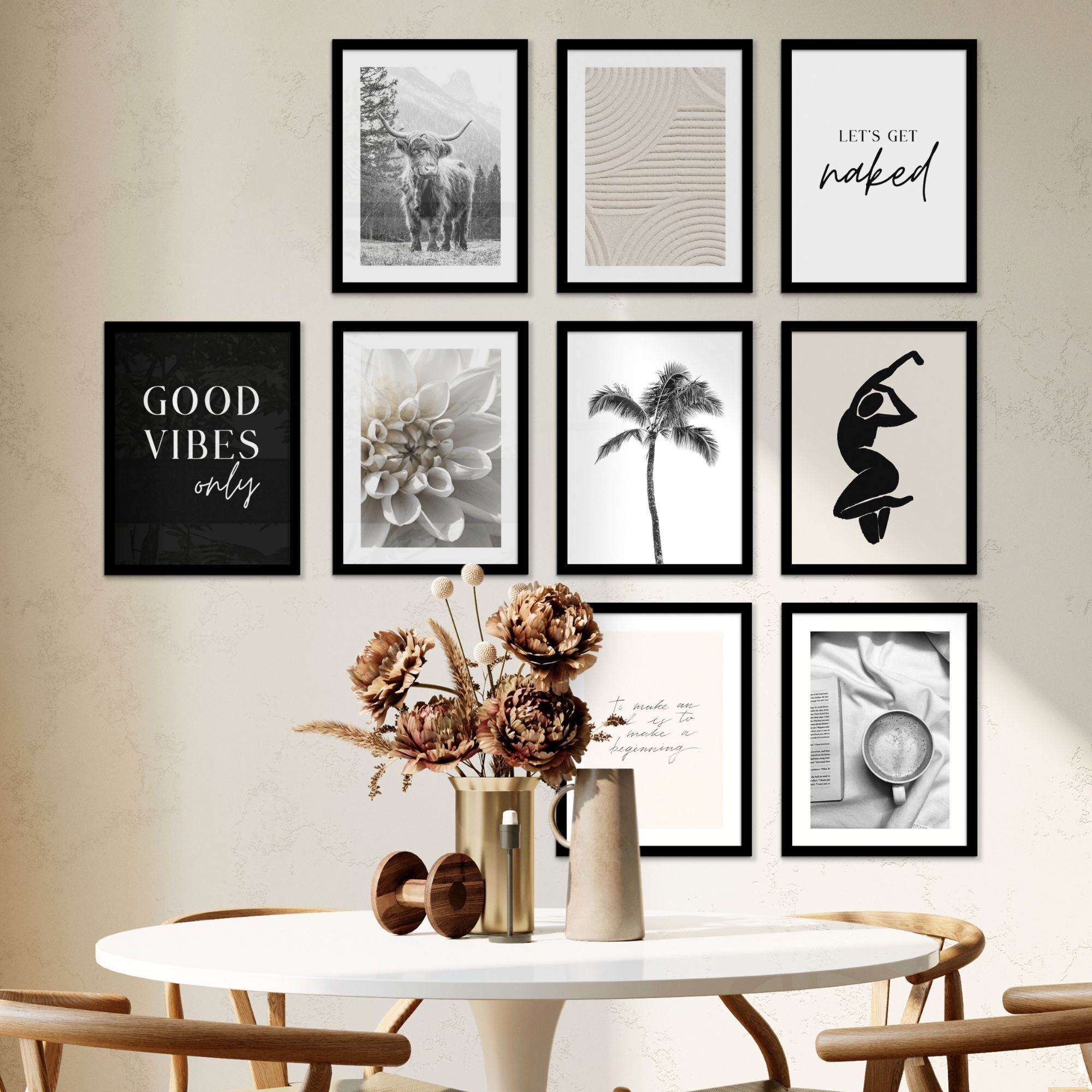 Fotowand grijstinten galerij aan een muur boven een tafel