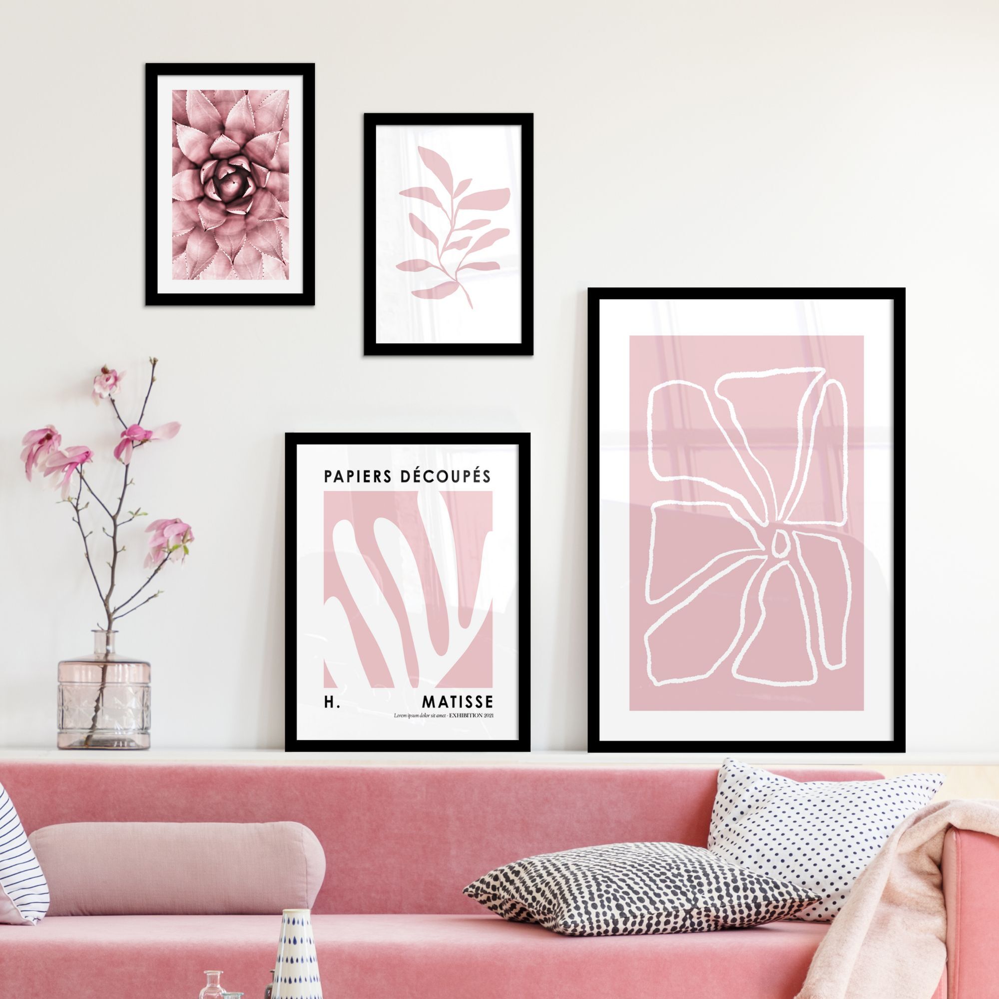 Fotowand roze bloemenkunstaan een muur boven een roze bank