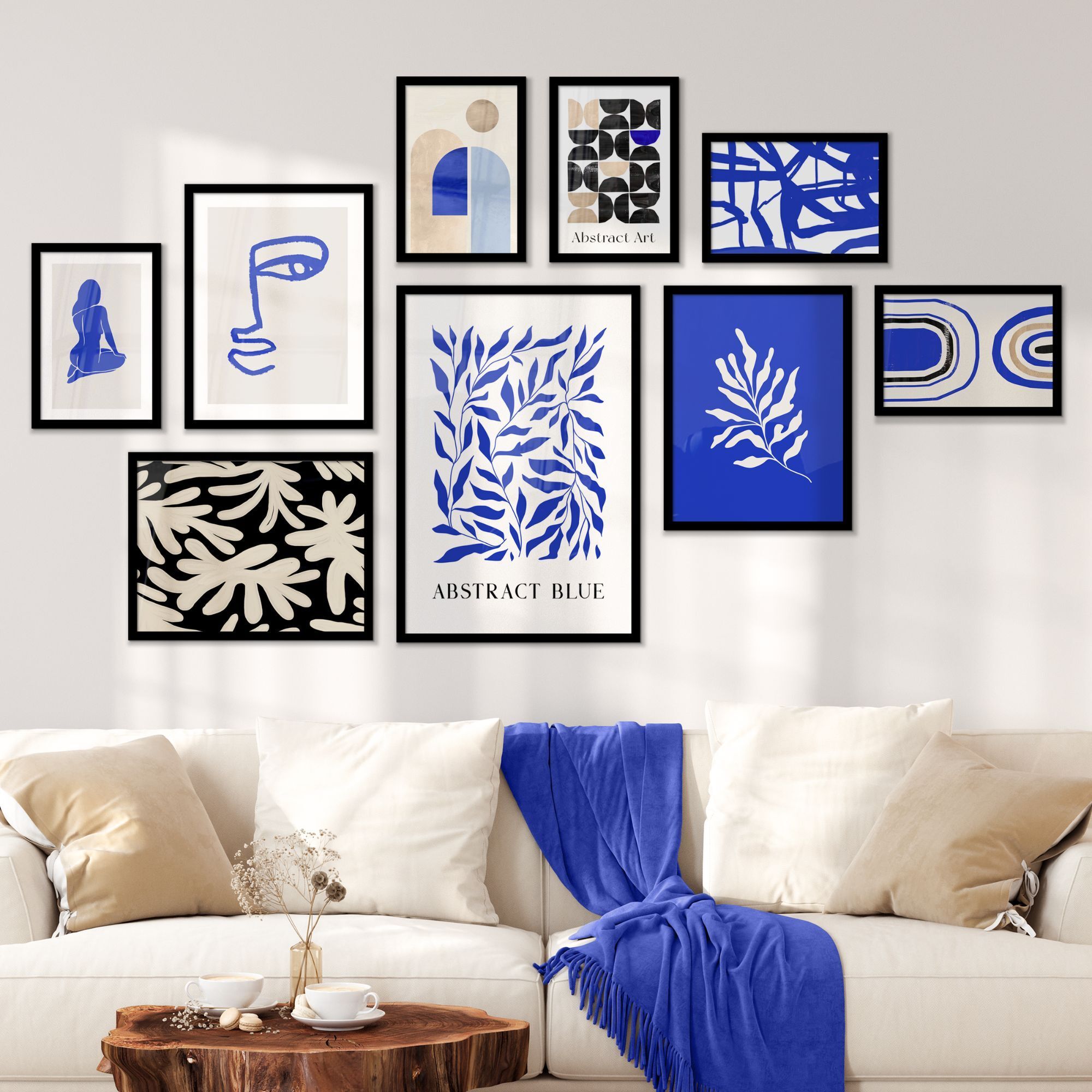 Fotowand artistiek blauw aan een muur boven een witte bank
