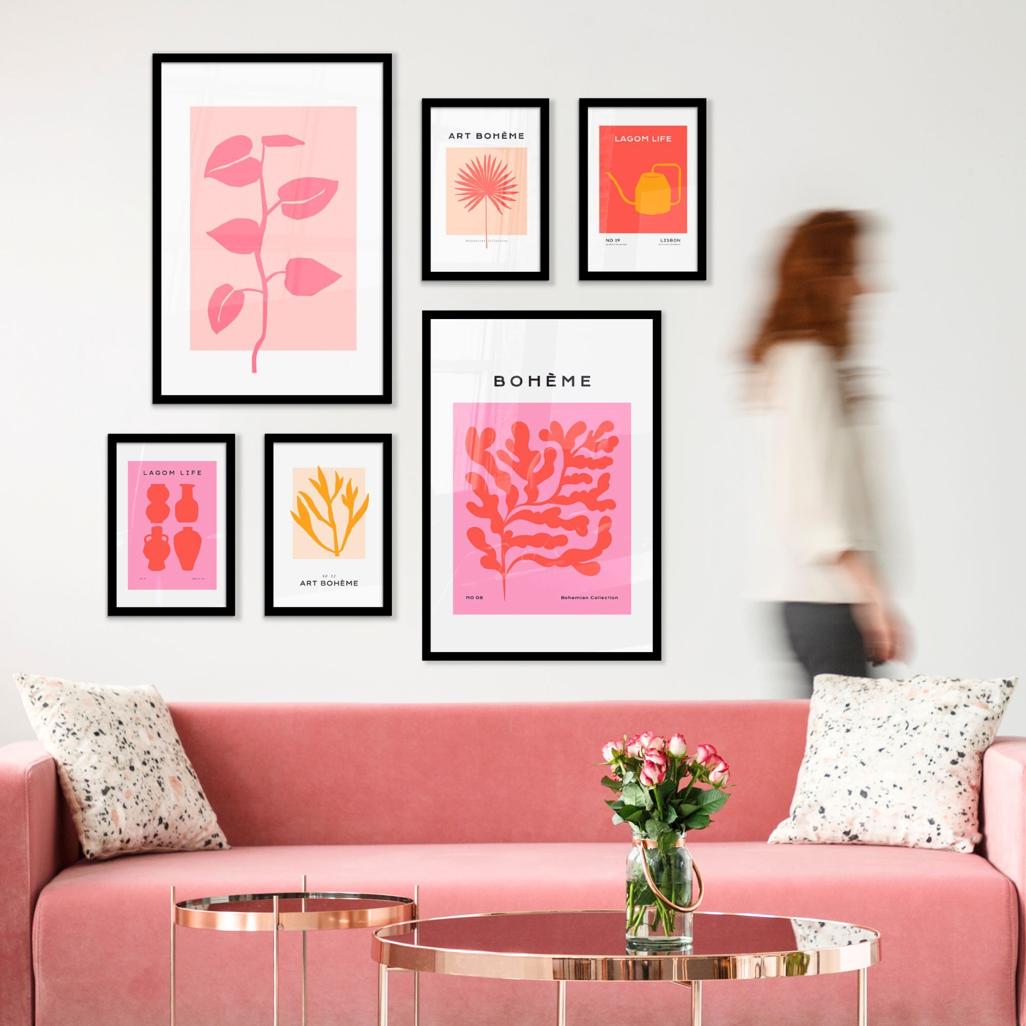 Fotowand artistiek roze aan een muur boven een roze bank