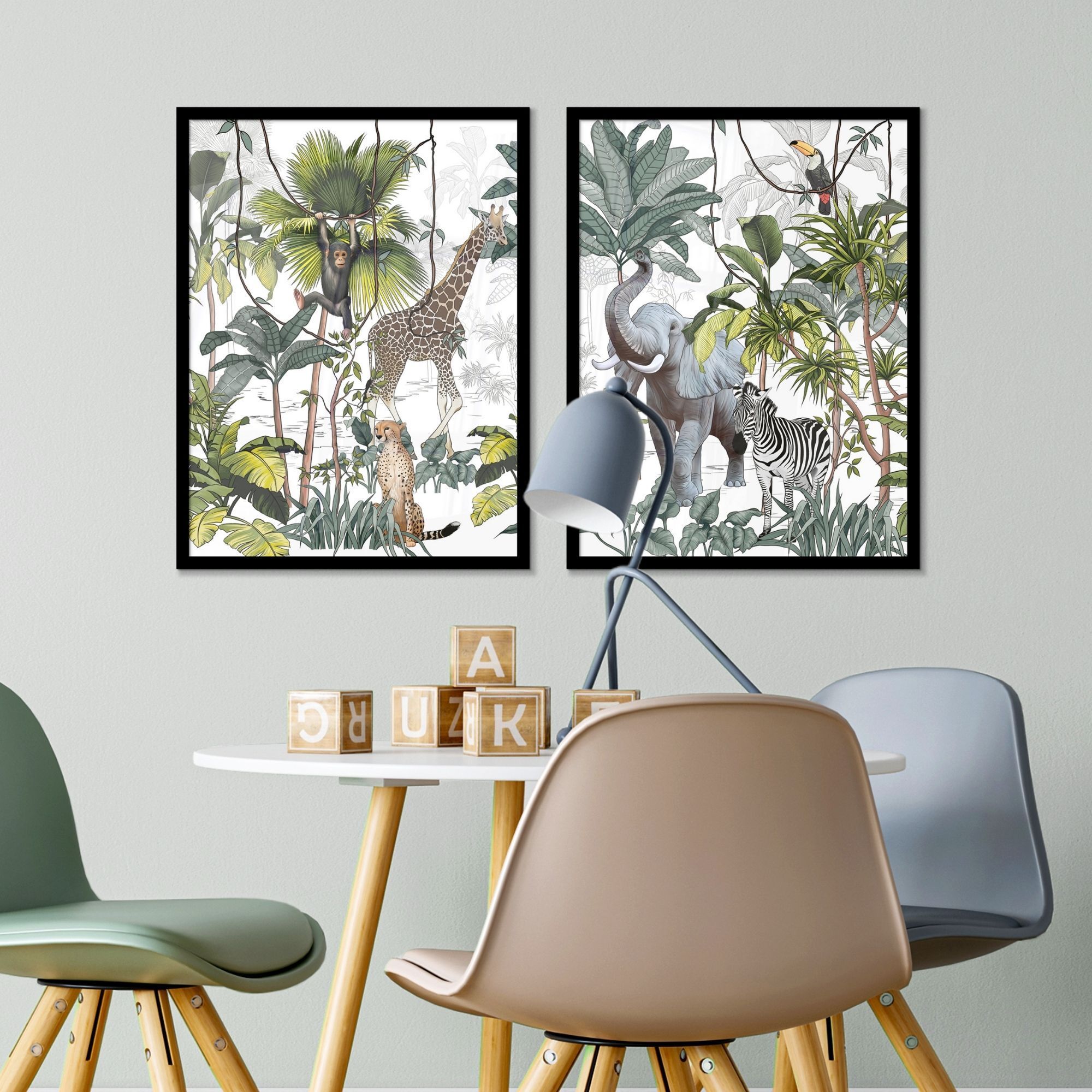 Fotowand kleurrijke jungle aan een muur boven een tafeltje met drie stoelen