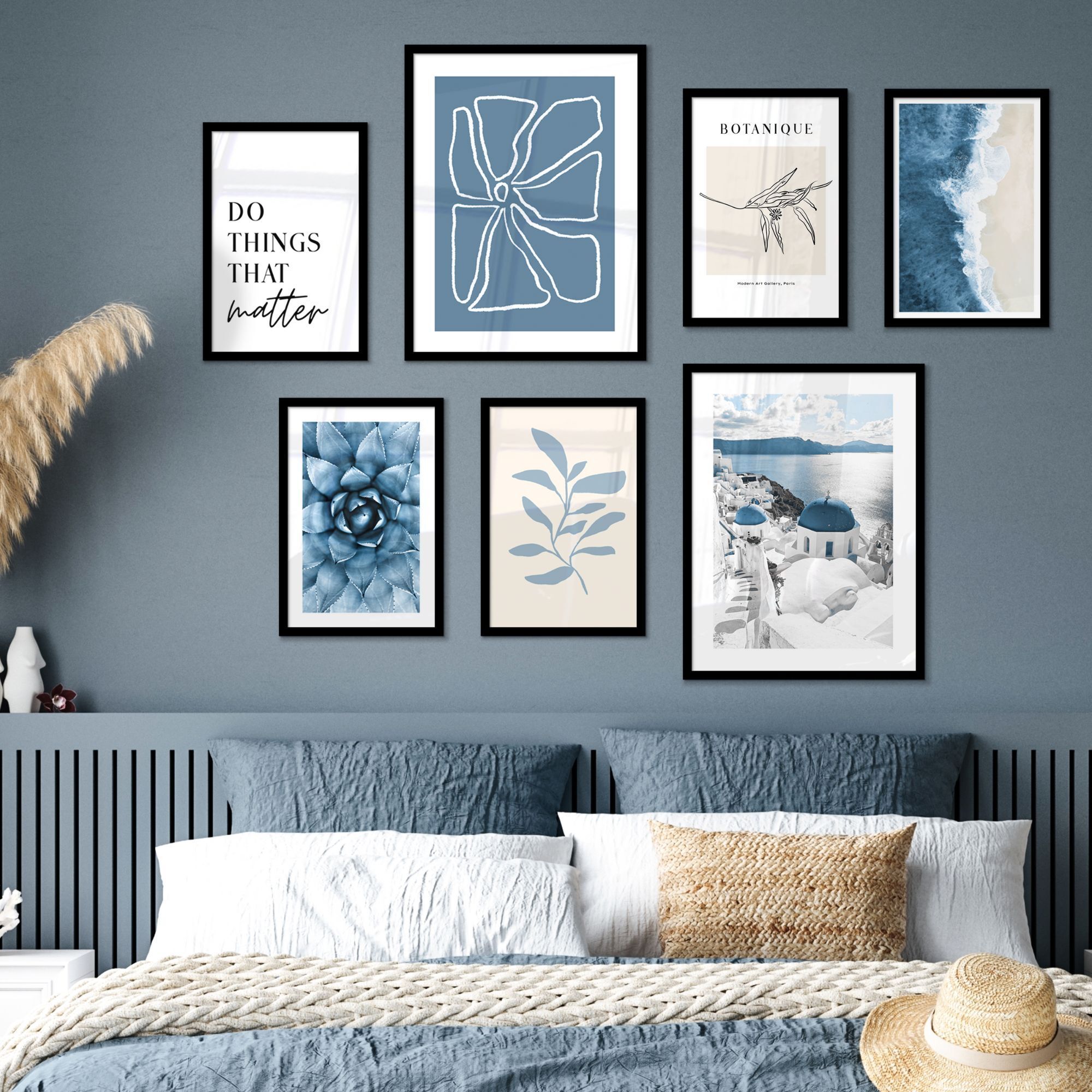 Fotowand shades of grey aan een muur boven een blauw bed