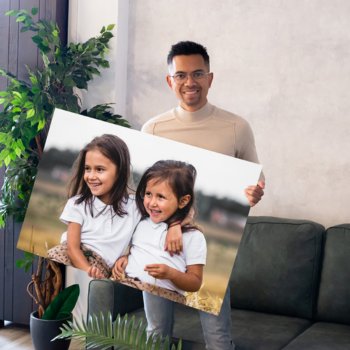 Man met een fotocadeau