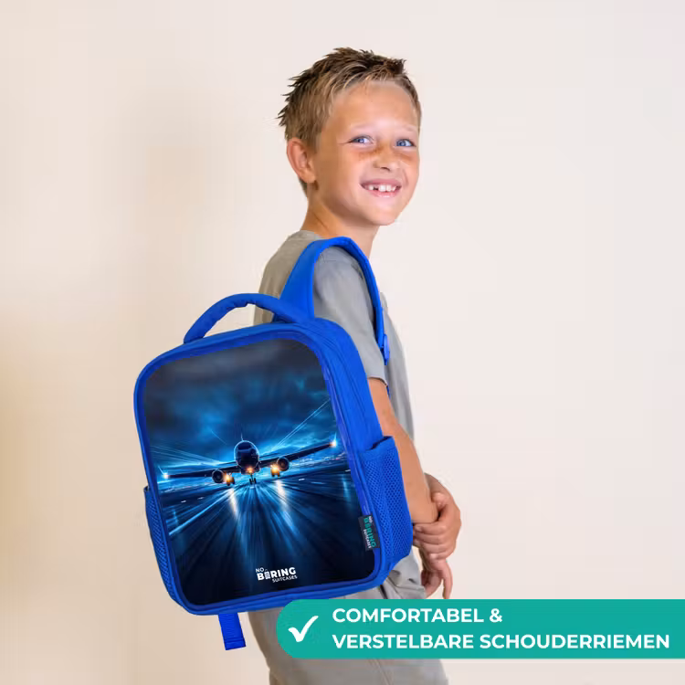 Kinderrugzak met naam - Zwart - Vliegtuig opstartend in futuristisch nachtlandschap — 4